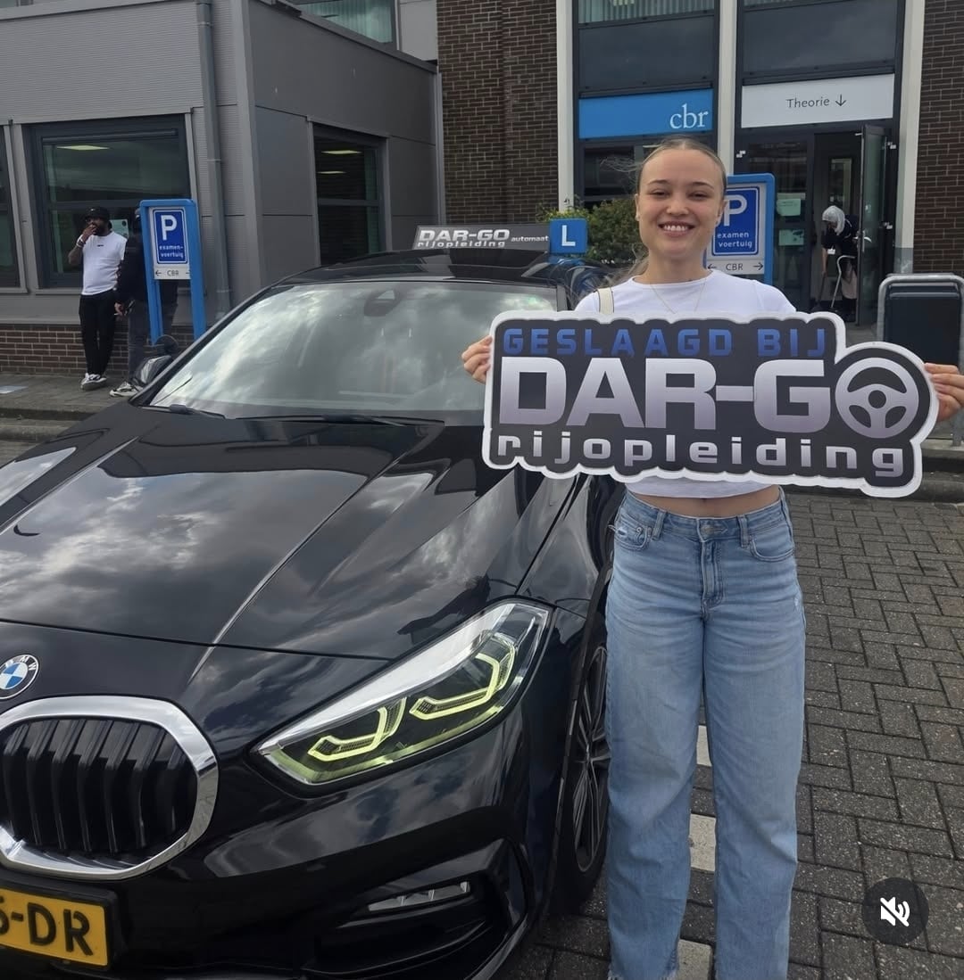 DAR-GO Rijopleiding 1 Geslaagde student toont trots DAR-GO Rijopleiding certificaat naast zwarte BMW bij CBR in Rotterdam